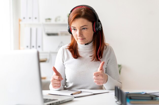 Mujer en el trabajo con videollamada