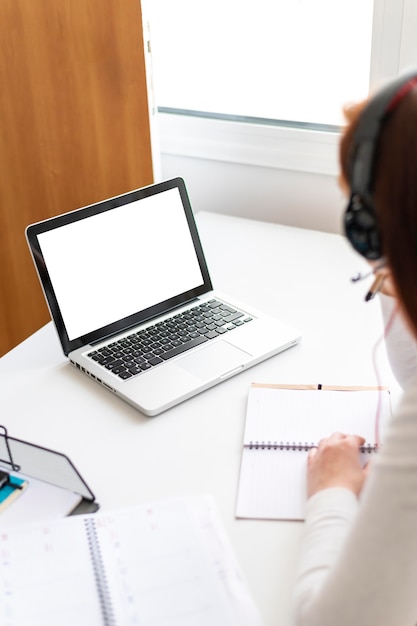 Mujer en el trabajo con videollamada