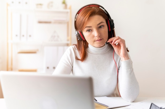 Mujer en el trabajo con videollamada