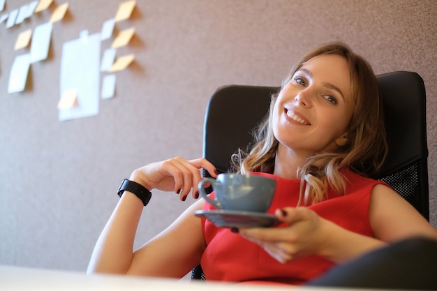 Foto gratuita mujer en el trabajo