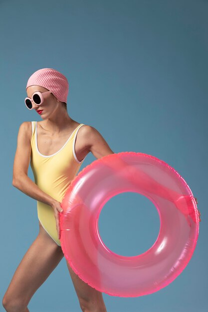 Mujer en traje de baño con un anillo de natación