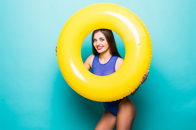 Foto gratuita mujer en traje de baño dentro del anillo inflable aislado sobre la pared verde