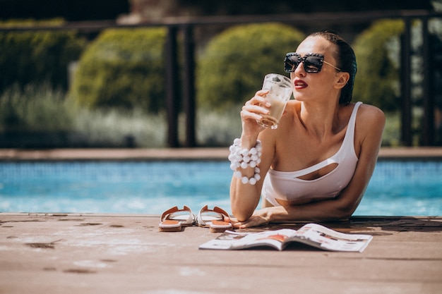 Foto gratuita mujer en traje de baño en la piscina