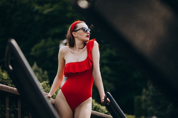 Mujer en traje de baño rojo de moda
