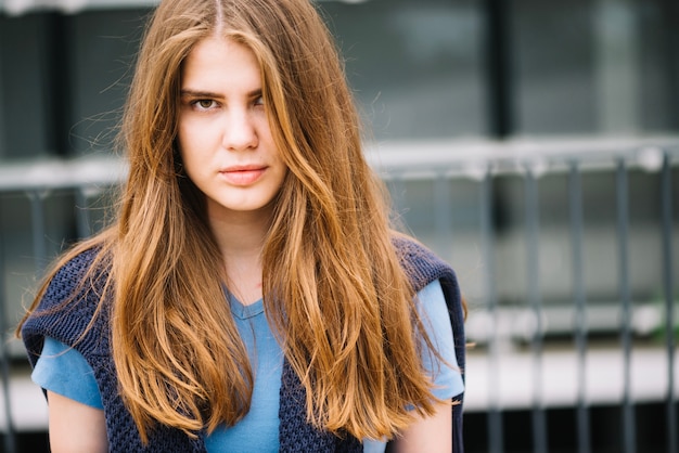 Foto gratuita mujer en traje casual en la calle