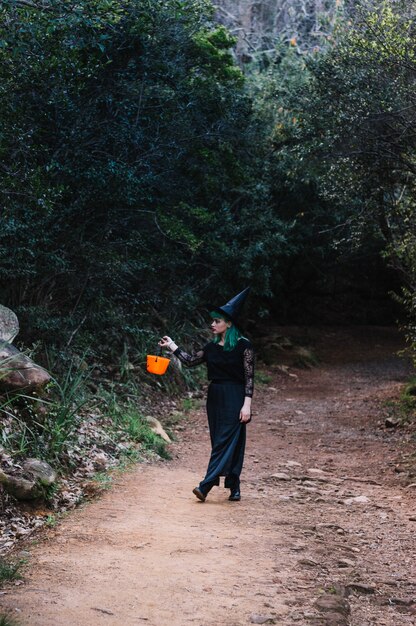 Mujer en traje de Halloween en los bosques