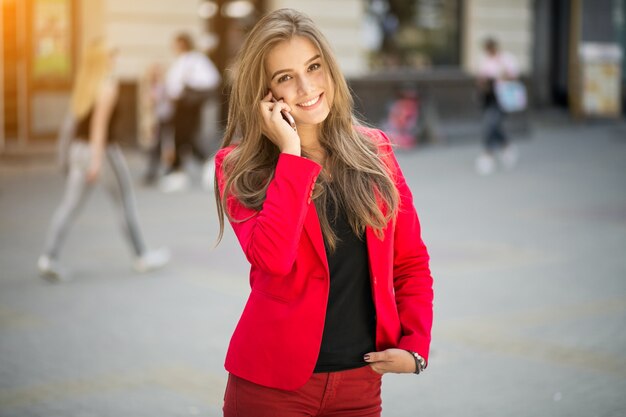 Mujer en un traje rojo