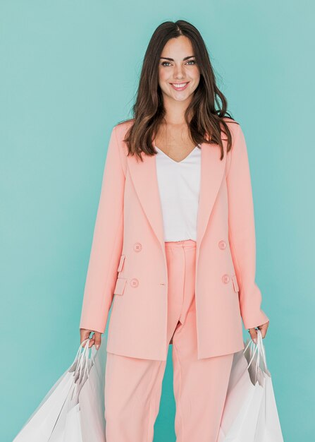 Mujer en traje rosa sobre fondo azul