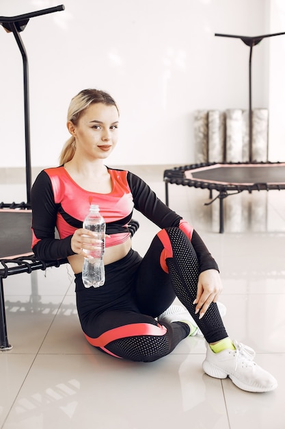 Mujer en trampolín deportivo. Entrenamiento de fitness.