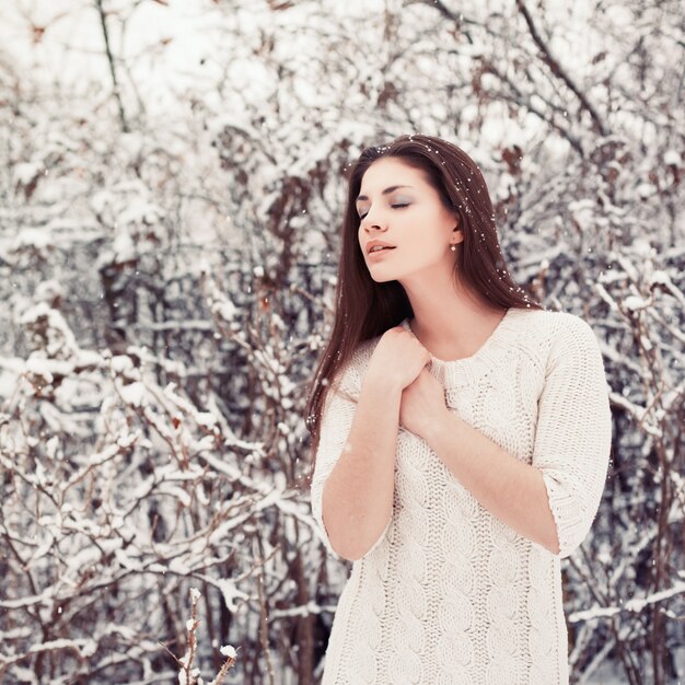 Mujer tranquila con copos de nieve en la cabeza