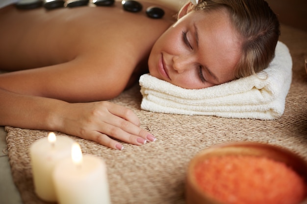 Mujer tranquila durmiendo en el spa