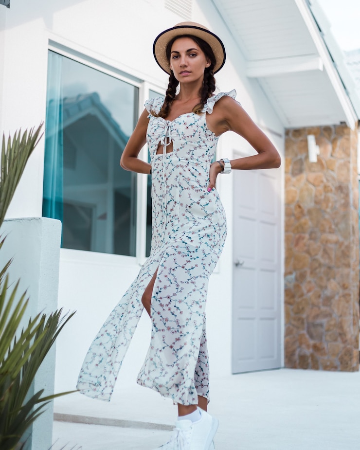 Foto gratuito mujer tranquila positiva en vestido ligero de verano, sombrero de paja, ubicación tropical