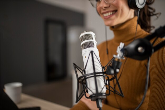 Mujer transmitiendo por radio mientras sonríe