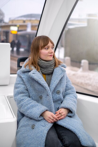 mujer en transporte publico