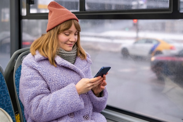 Foto gratuita mujer en transporte publico