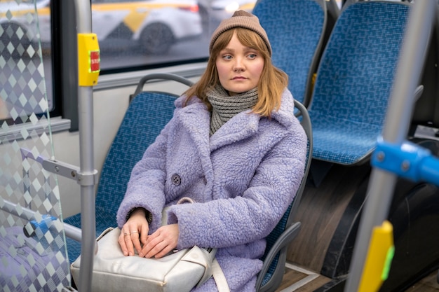 mujer en transporte publico