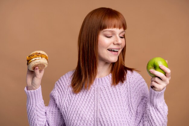 Mujer con trastorno alimentario decidiendo qué alimentos comer