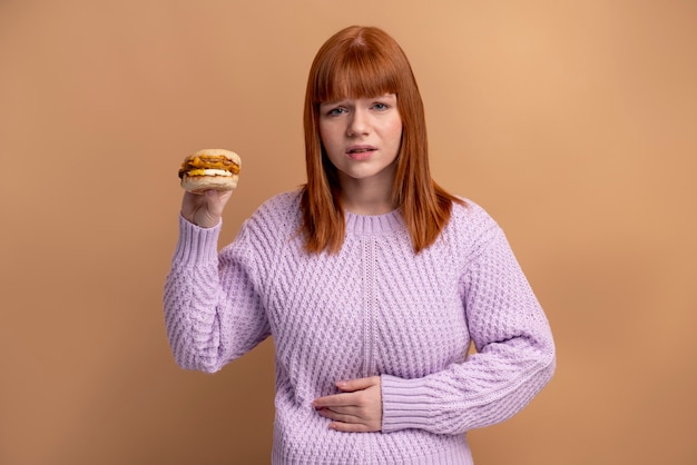 Foto gratuita mujer con trastorno alimentario que tiene dolor de estómago