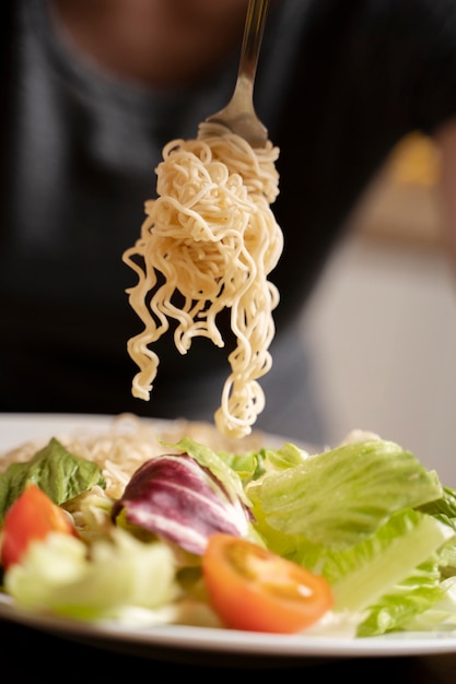 Mujer con trastorno alimentario tratando de comer sano