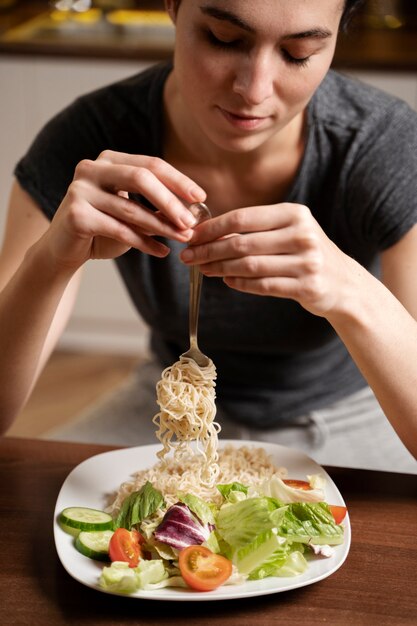 Mujer con trastorno alimentario tratando de comer sano