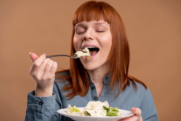 Mujer con trastorno alimentario tratando de comer sano
