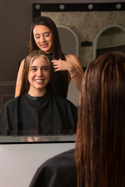 Foto gratuita mujer con tratamiento capilar de peluquería latina