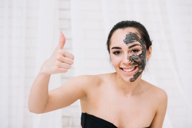 Mujer con un tratamiento facial