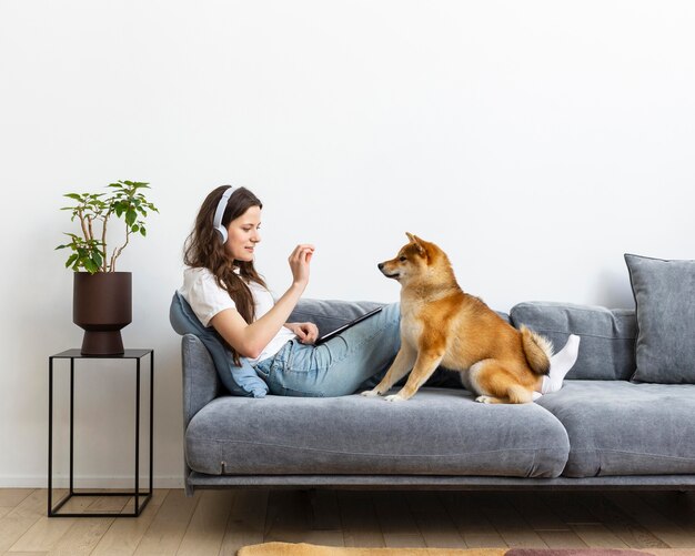 Mujer tratando de concentrarse junto a su perro