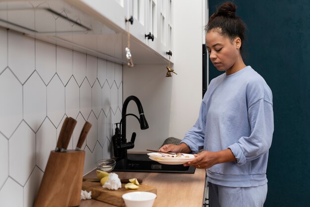 Mujer tratando de limpiar la casa sucia