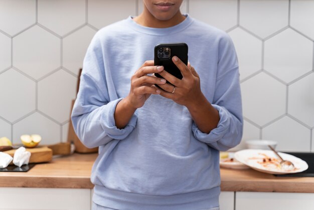 Mujer tratando de limpiar la casa sucia