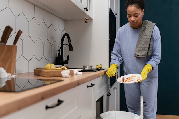 Mujer tratando de limpiar la casa sucia