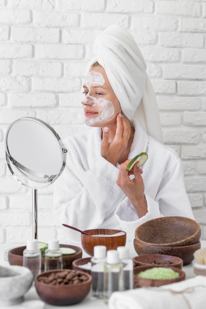 Mujer tratando de remedio facial casero