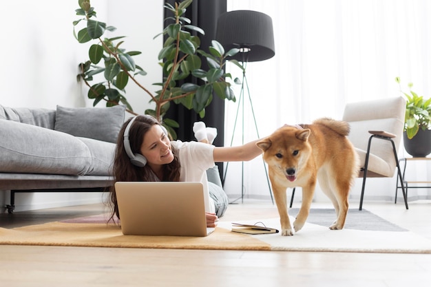 Mujer tratando de trabajar junto a su perro