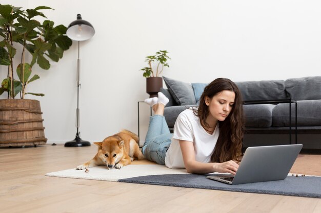 Mujer tratando de trabajar con su perro alrededor