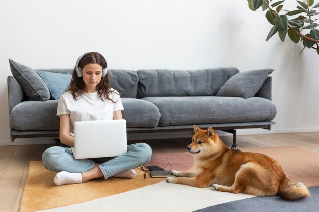 Mujer tratando de trabajar con su perro alrededor