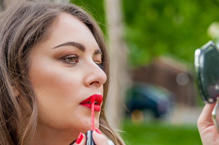 La mujer triguena con estilo hermosa compone. Retrato de mujer joven y atractiva. Linda mujer de negocios de ajuste de su maquillaje al aire libre