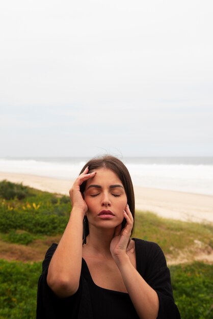 Mujer triste cerca del mar