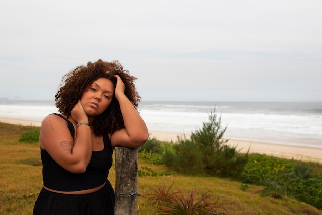 Foto gratuita mujer triste cerca del mar