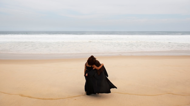Foto gratuita mujer triste cerca del mar