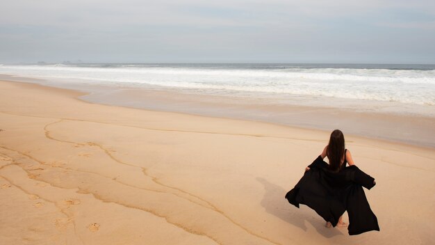 Mujer triste cerca del mar