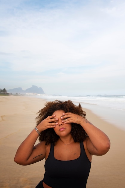 Foto gratuita mujer triste cerca del mar