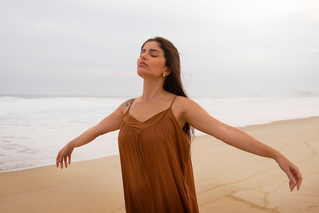 Foto gratuita mujer triste cerca del mar