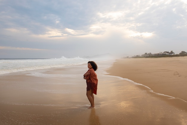 Foto gratuita mujer triste cerca del mar