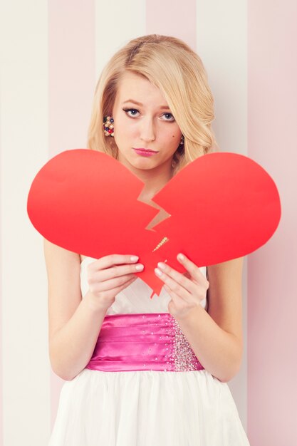 Mujer triste elegancia con corazón roto