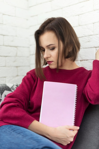 Mujer triste con libro