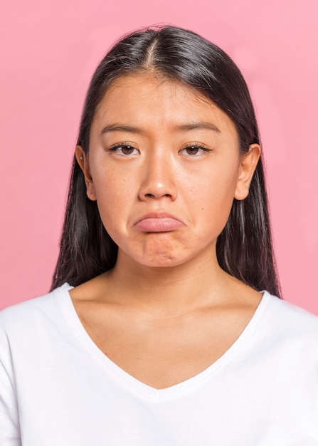 Mujer triste y mirando a cámara