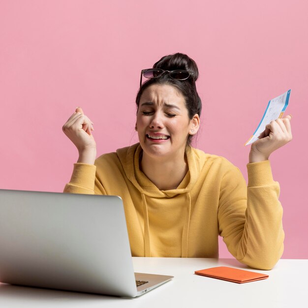 Mujer triste por no encontrar un buen precio para un viaje