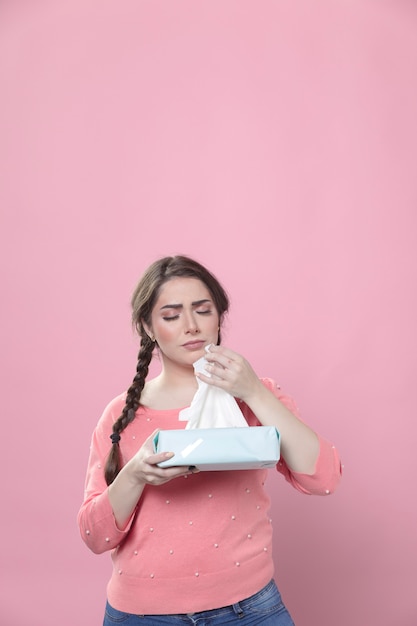 Foto gratuita mujer triste con servilletas con espacio de copia