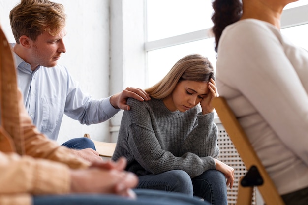 Foto gratuita mujer triste en una sesión de terapia de grupo