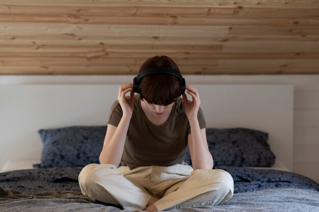 Mujer triste de tiro completo con auriculares